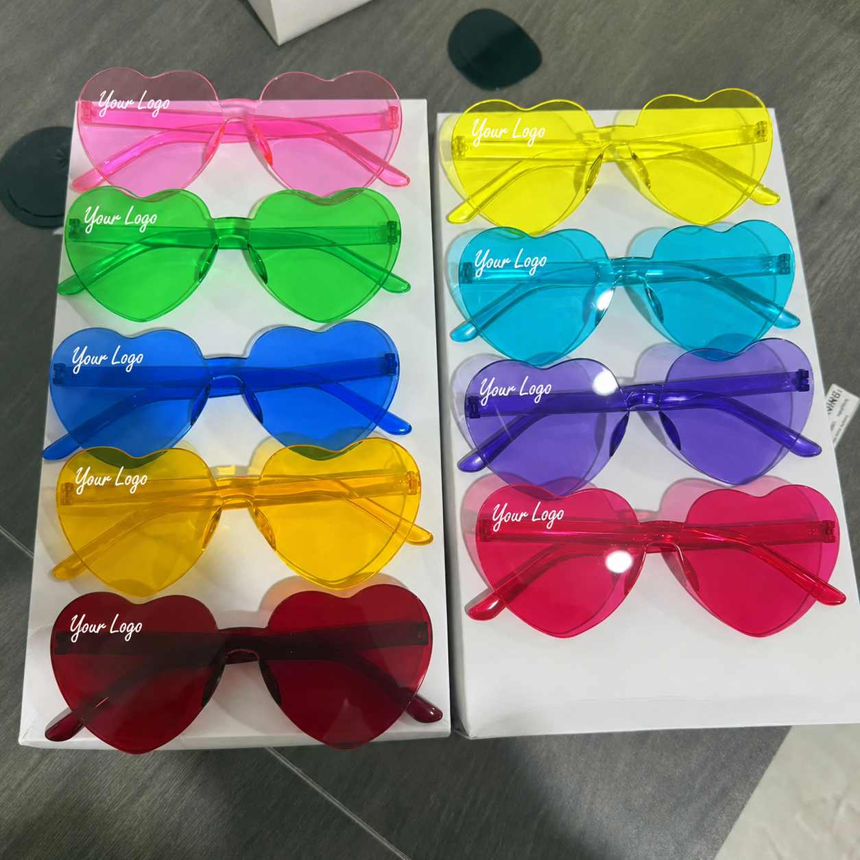 Herz-Sonnenbrille personalisieren mit eigenem Logo - Sonnenbrillen-bedrucken.com